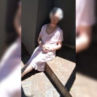 Imagem referente a Vídeo mostra idosa exposta ao sol como 