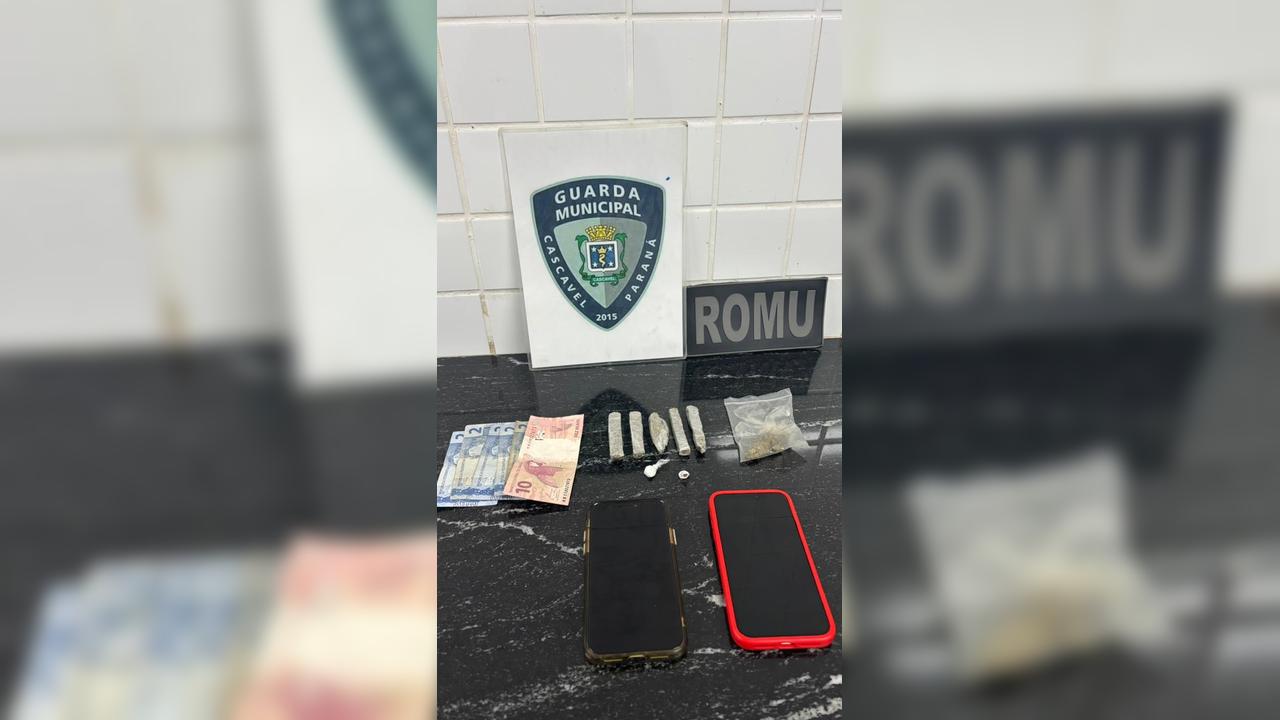 ROMU pega trio no flagra com drogas e dinheiro em área de fumantes do Terminal Leste
