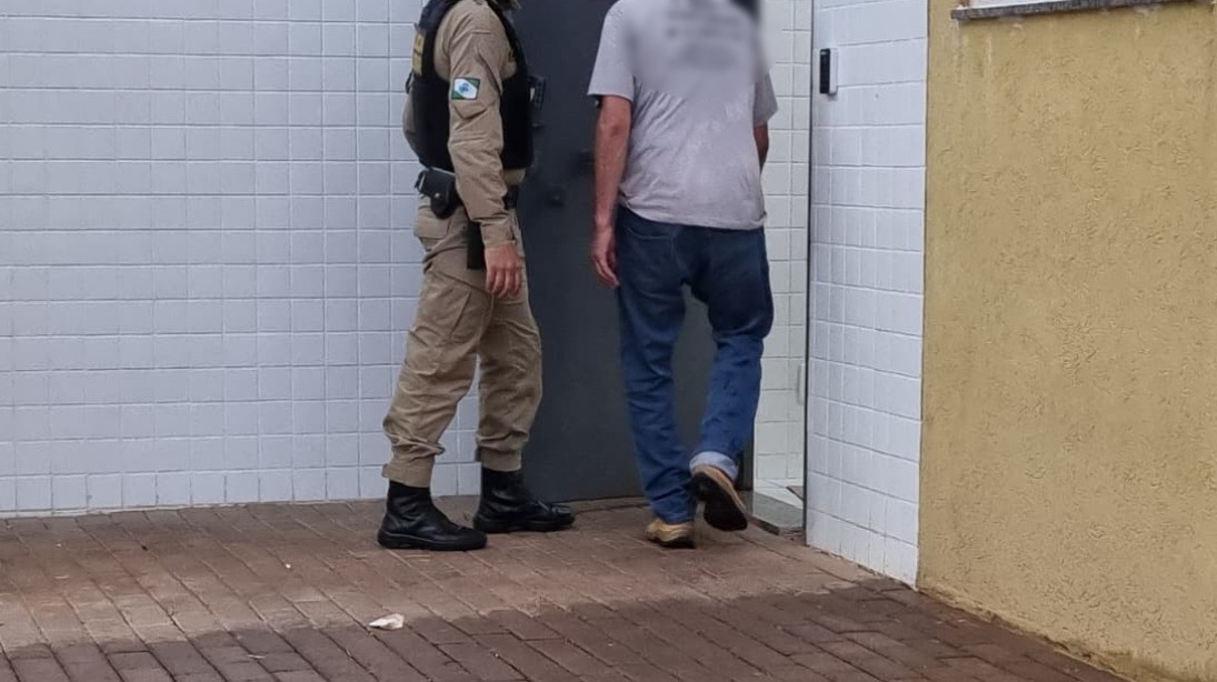 Homem é detido por suspeita de injúria racial e violência doméstica no Bairro Universitário