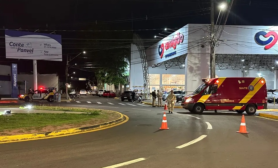 Jovem fica ferido em acidente entre carro e moto em Apucarana