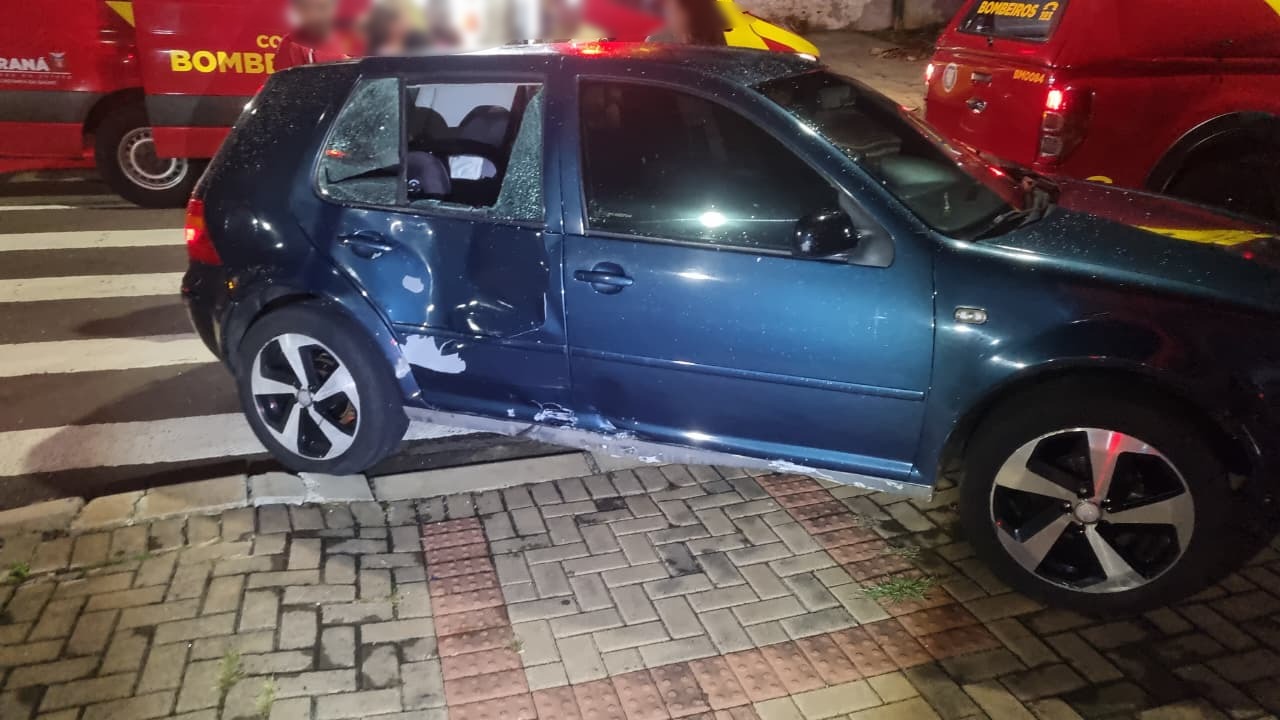 Colisão entre Golf e moto deixa três pessoas feridas no Bairro Floresta Colisão entre Golf e moto deixa três pessoas feridas no Bairro Floresta