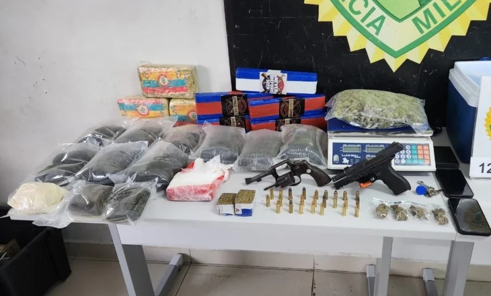 Abordagem termina com jovem preso e apreensão de drogas e armas em apartamento