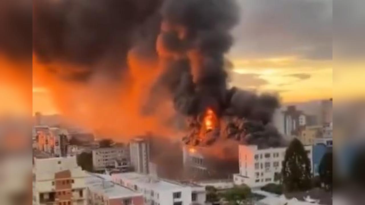 Incêndio de grandes proporções atinge colégio centenário em Santa Maria (RS) Incêndio de grandes proporções atinge colégio centenário em Santa Maria (RS)