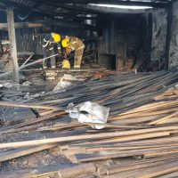 Imagem referente a Incêndio atinge fábrica de móveis rústicos e causa grandes danos em Cascavel