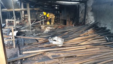 Imagem referente a Incêndio atinge fábrica de móveis rústicos e causa grandes danos em Cascavel