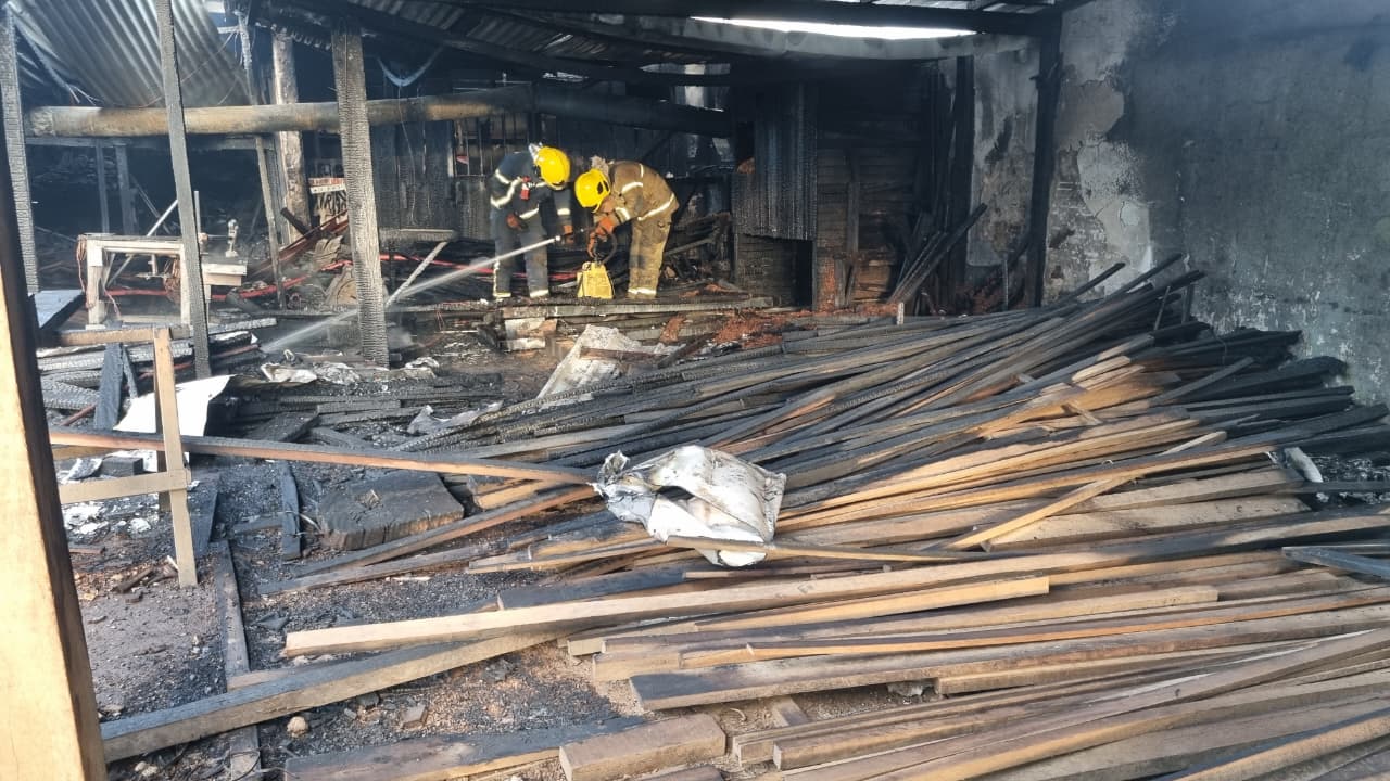 Imagem referente a Incêndio atinge fábrica de móveis rústicos e causa grandes danos em Cascavel