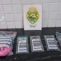 Imagem referente a Dupla de traficantes em fuga arremessa drogas no pátio vizinho, é presa pela PM e encaminhada para a 15ª SDP de Cascavel