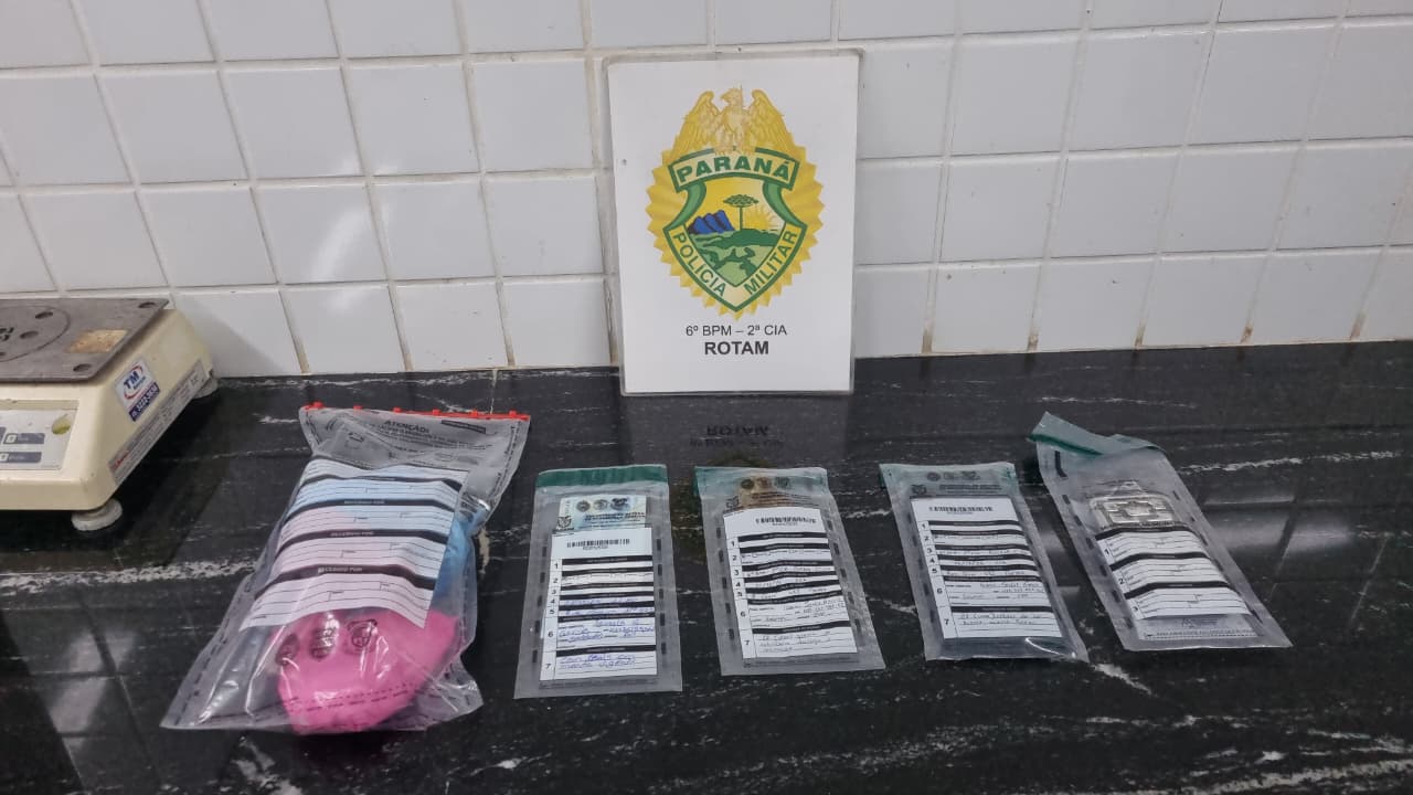 Imagem referente a Dupla de traficantes em fuga arremessa drogas no pátio vizinho, é presa pela PM e encaminhada para a 15ª SDP de Cascavel