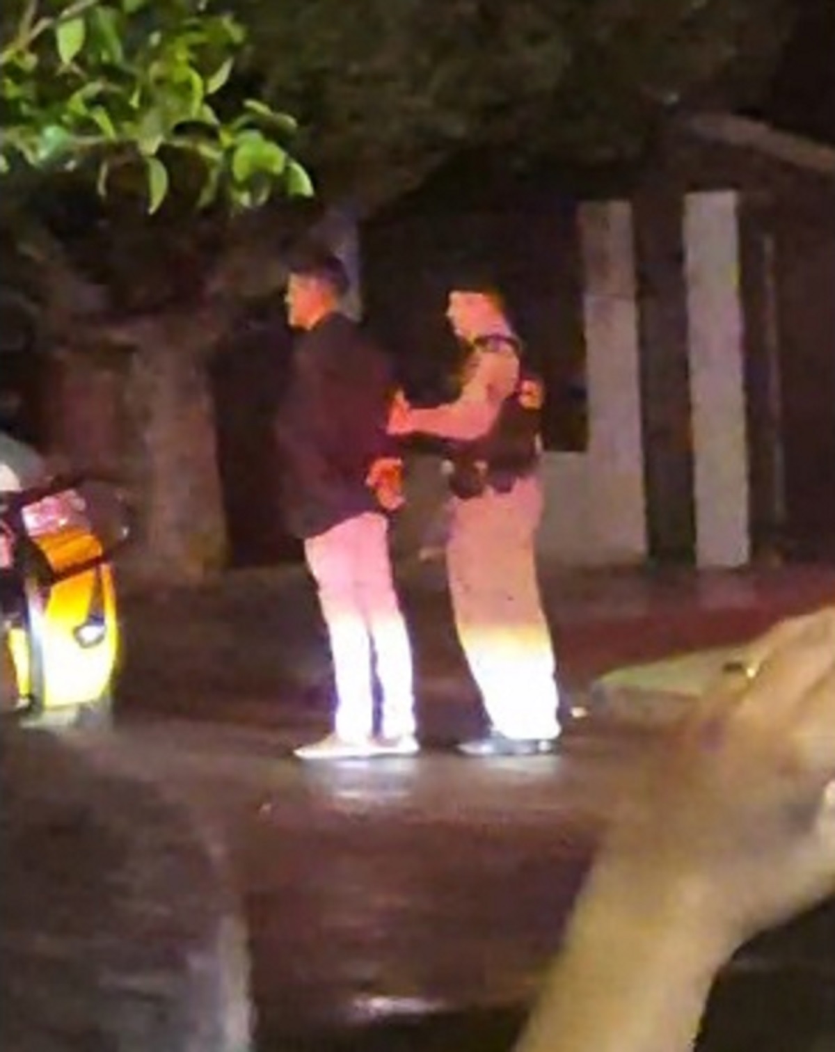 Homem que manteve namorada e amiga reféns se entrega após 4 horas de negociação Homem que manteve namorada e amiga reféns se entrega após 4 horas de negociação