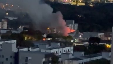 Imagem referente a Morador registra em vídeo incêndio que destruiu fábrica de móveis em Cascavel