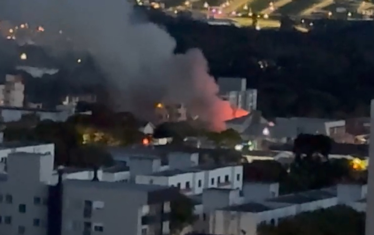Morador registra em vídeo incêndio que destruiu fábrica de móveis em Cascavel Morador registra em vídeo incêndio que destruiu fábrica de móveis em Cascavel