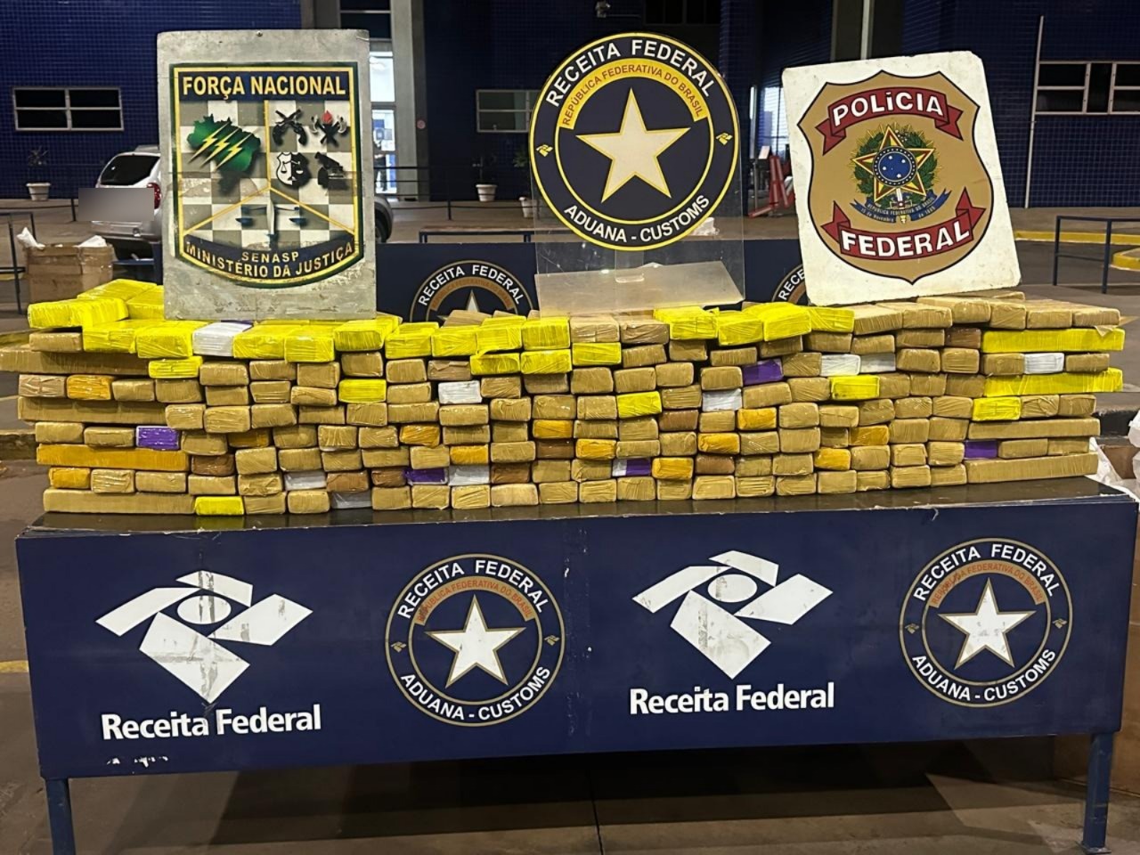 Receita Federal apreende 253,9 kg de maconha na Ponte da Amizade Receita Federal apreende 253,9 kg de maconha na Ponte da Amizade