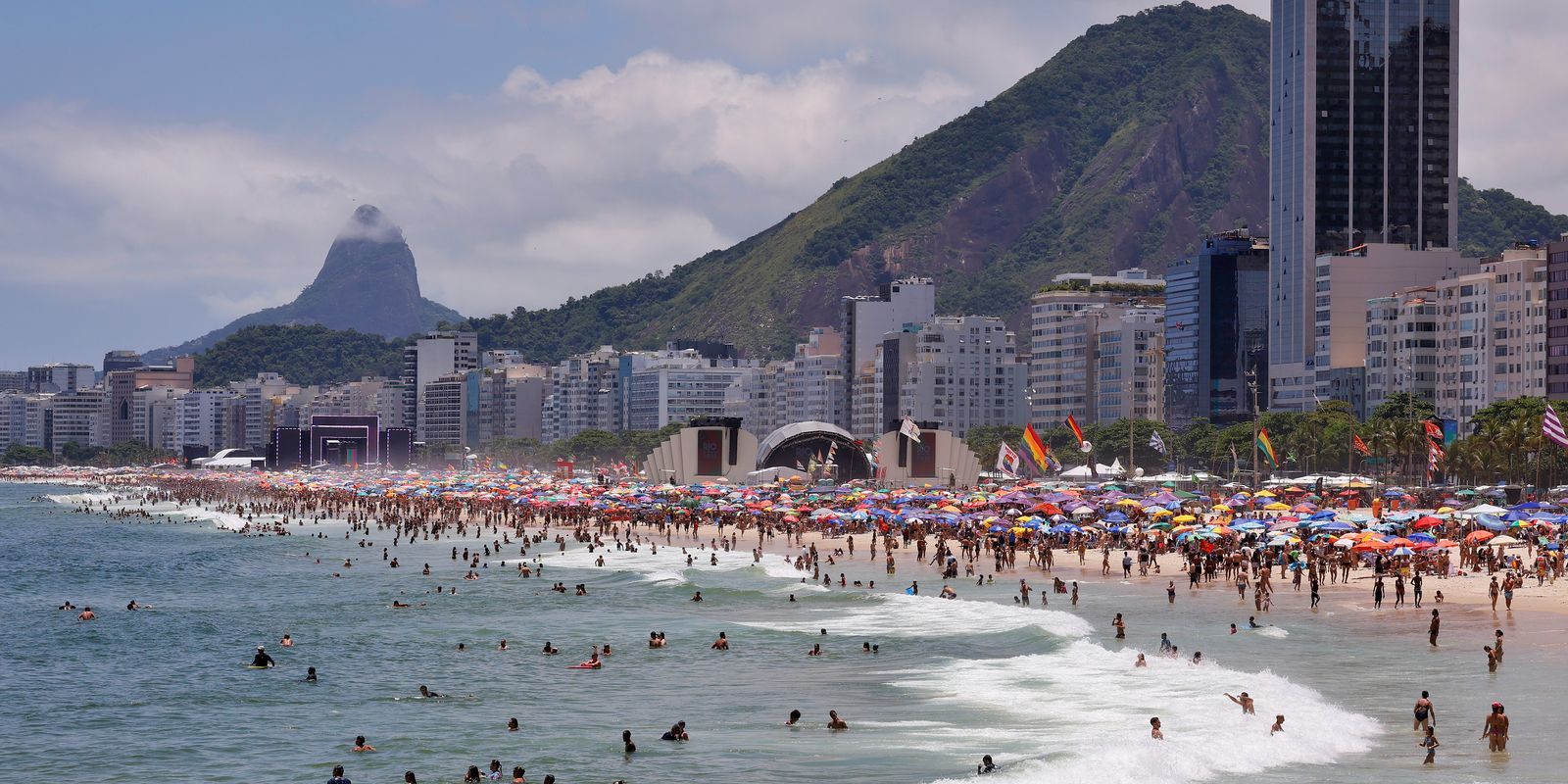 Ultraleve cai no mar de Copacabana, no Rio de Janeiro Ultraleve cai no mar de Copacabana, no Rio de Janeiro