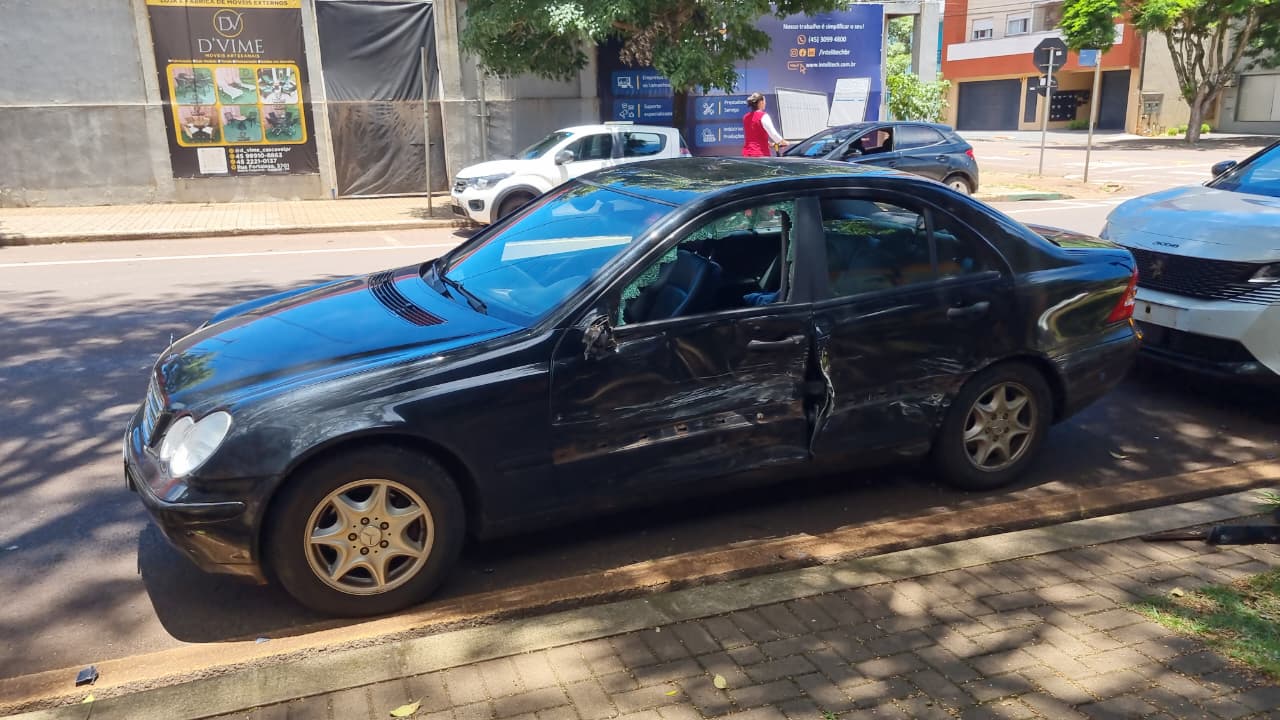 Peugeot 3008 e Mercedes C 180K batem no bairro Coqueiral, em Cascavel Peugeot 3008 e Mercedes C 180K batem no bairro Coqueiral, em Cascavel