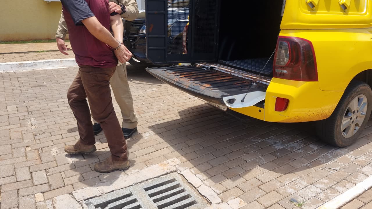 Tapa na cara: briga de casal por poda de árvore termina com homem preso em Cascavel Tapa na cara: briga de casal por poda de árvore termina com homem preso em Cascavel