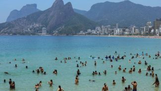 Corpo de piloto do avião que caiu em Copacabana é resgatado