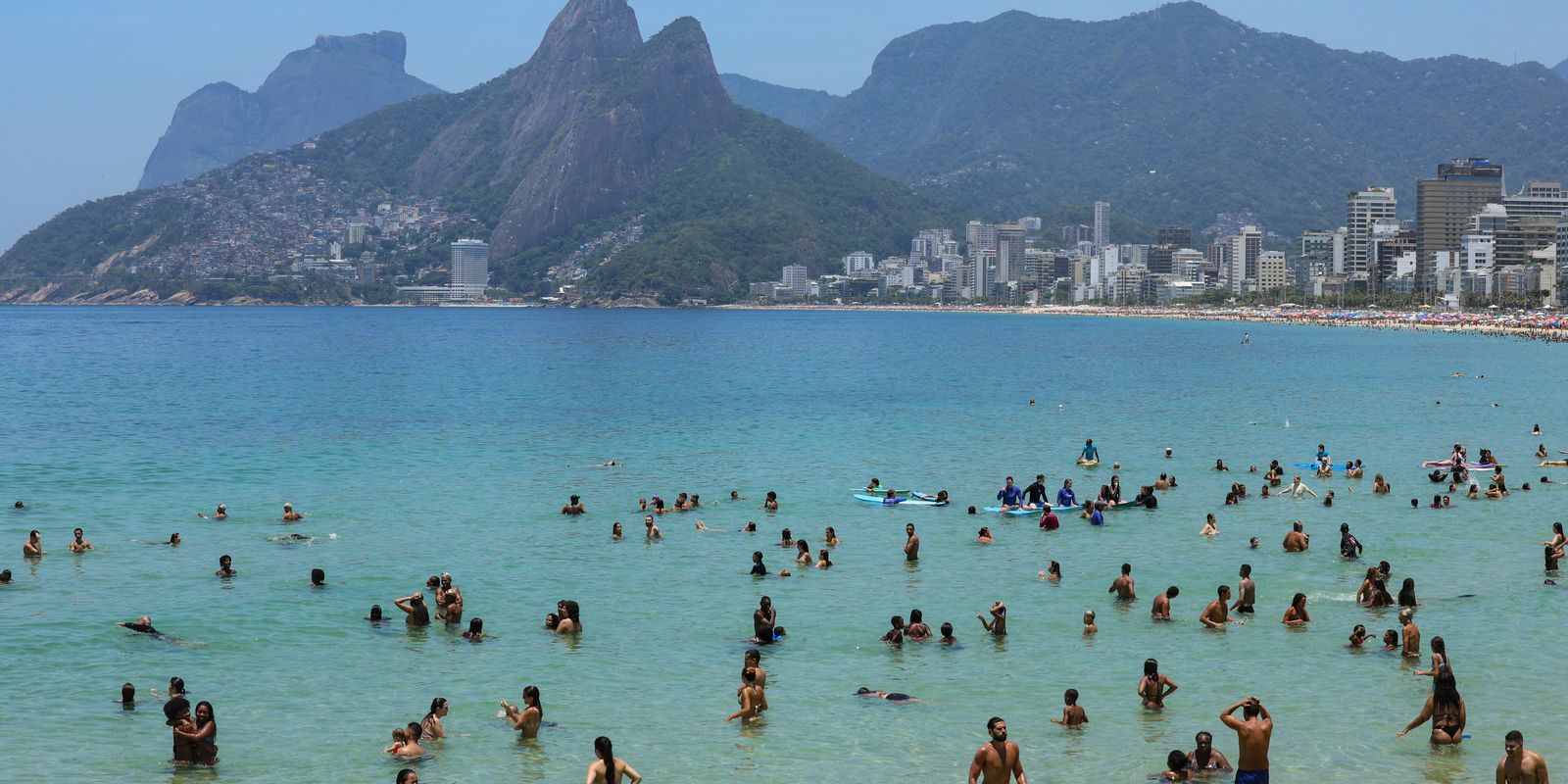Corpo de piloto do avião que caiu em Copacabana é resgatado