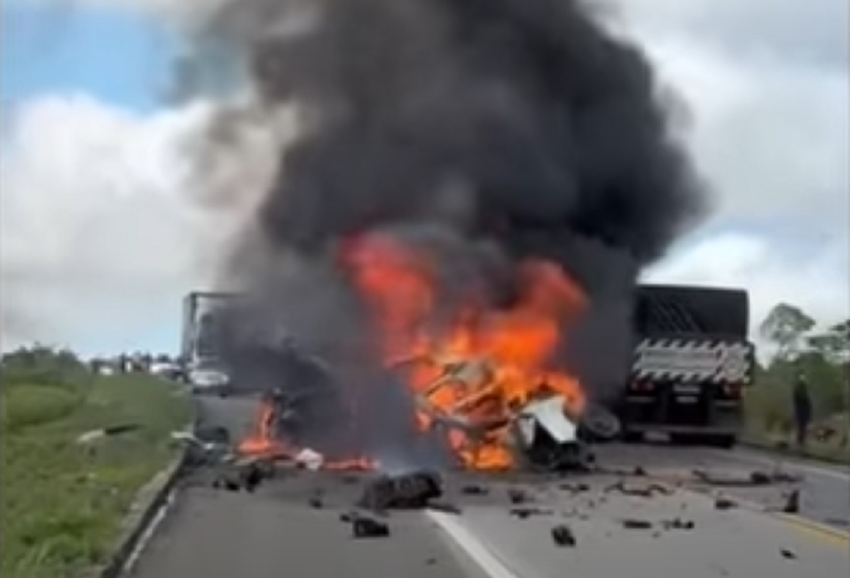 Vídeo: pelo menos dez pessoas morrem em colisão frontal seguida de incêndio na Bahia