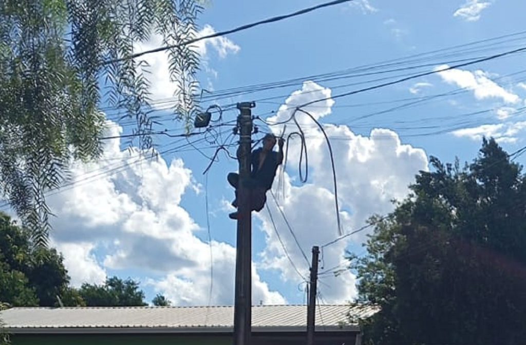 Flagrante: motoboy registra homem de chinelo furtando cabos em poste de energia no Universitário