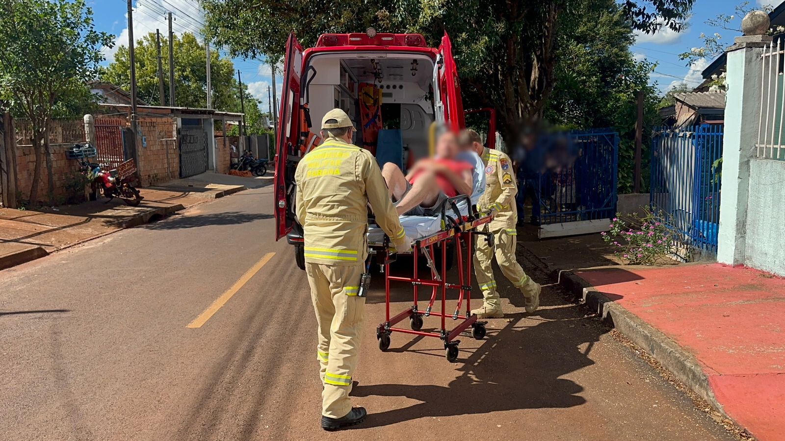 Homem é socorrido após sofrer queda em residência no Interlagos