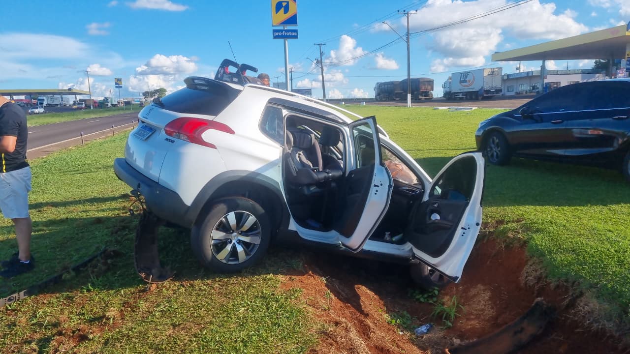 Peugeot bate contra barranco na rodovia BR-163, em Cascavel