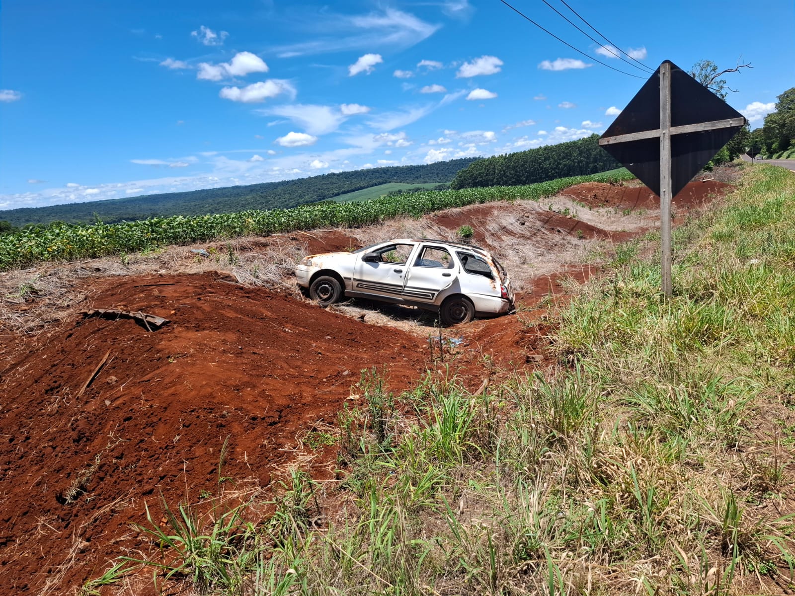 Fiat Palio sai da pista e deixa condutor ferido na PR-180, em Cascavel