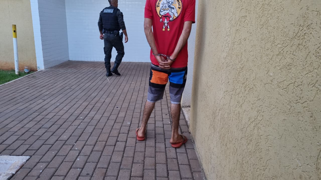 Motociclista foge da GM, joga crack fora mas acaba detido no Bairro Alto Alegre