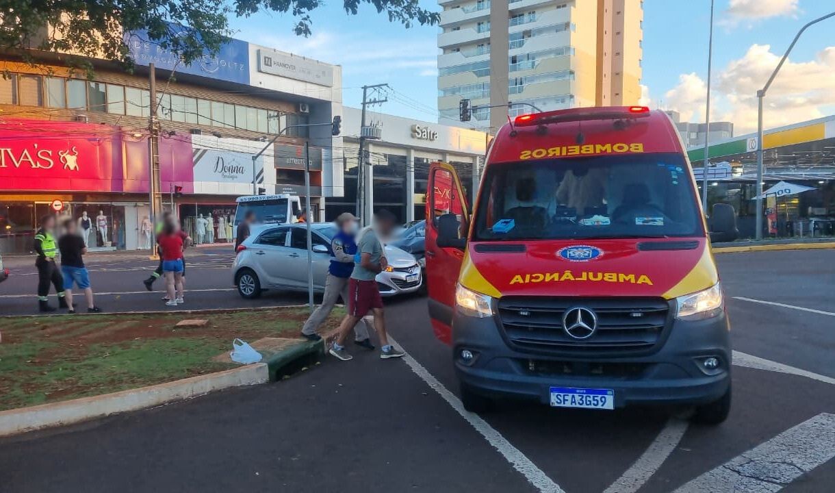 HB20 e Corolla se envolvem em colisão na Avenida Brasil, no Centro