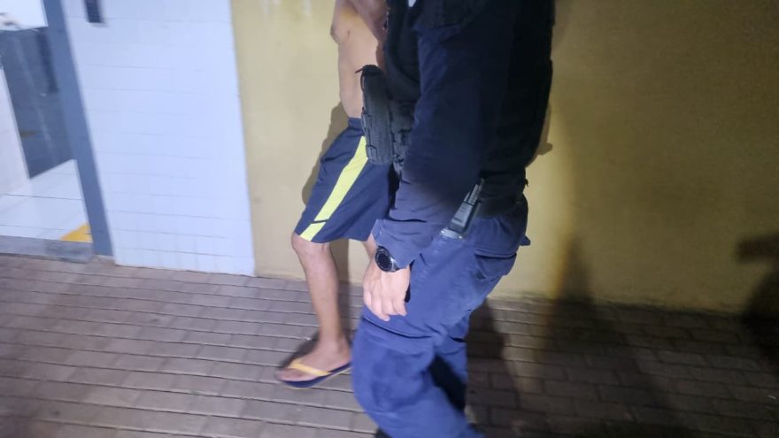 Homem não aceita fim de relacionamento, bate na ex, supostamente toma veneno e foge com o filho