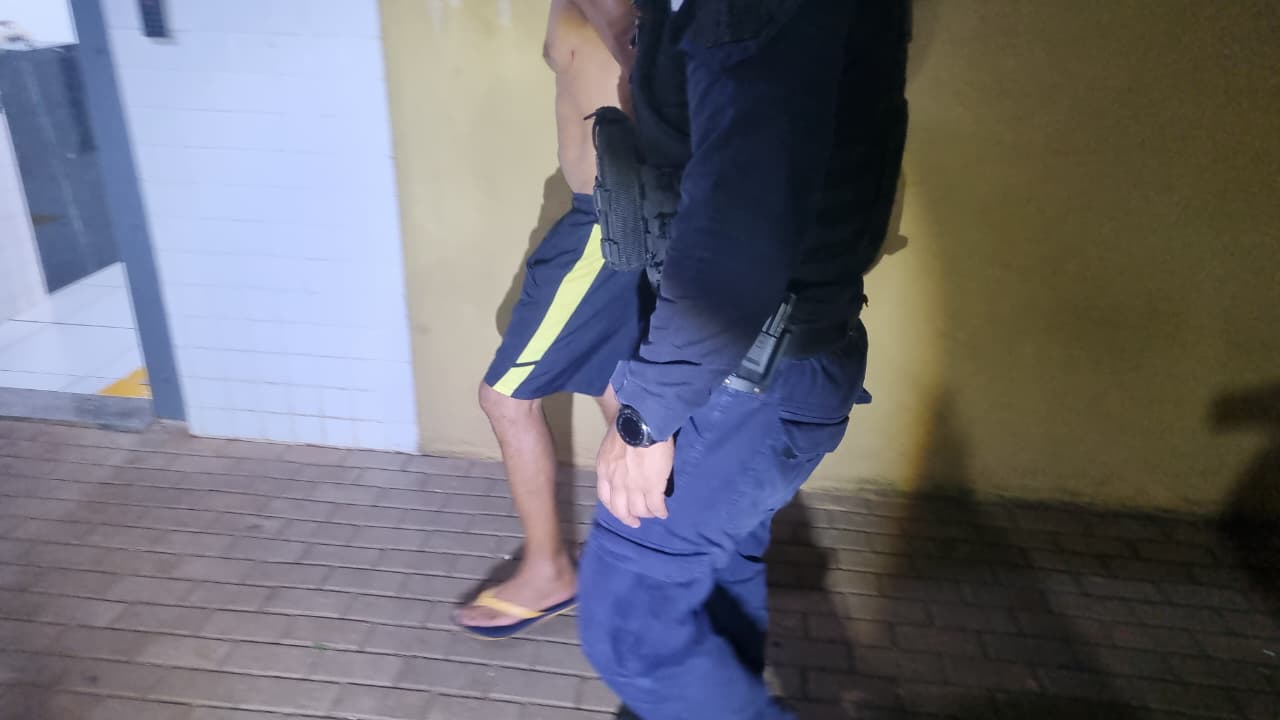 Homem não aceita fim de relacionamento, bate na ex, supostamente toma veneno e foge com o filho