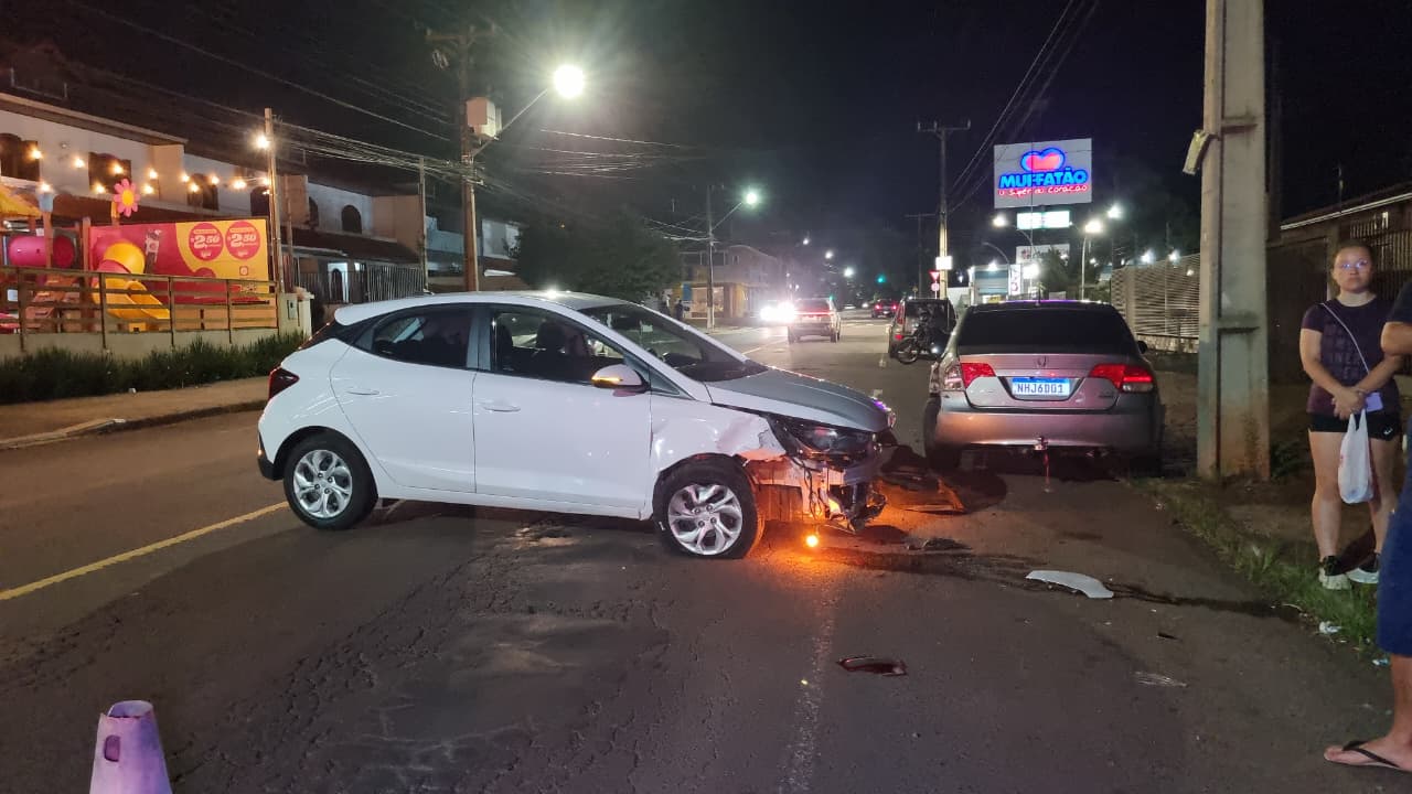 HB20 e Civic se envolvem em forte colisão na Rua Manaus, no Cancelli