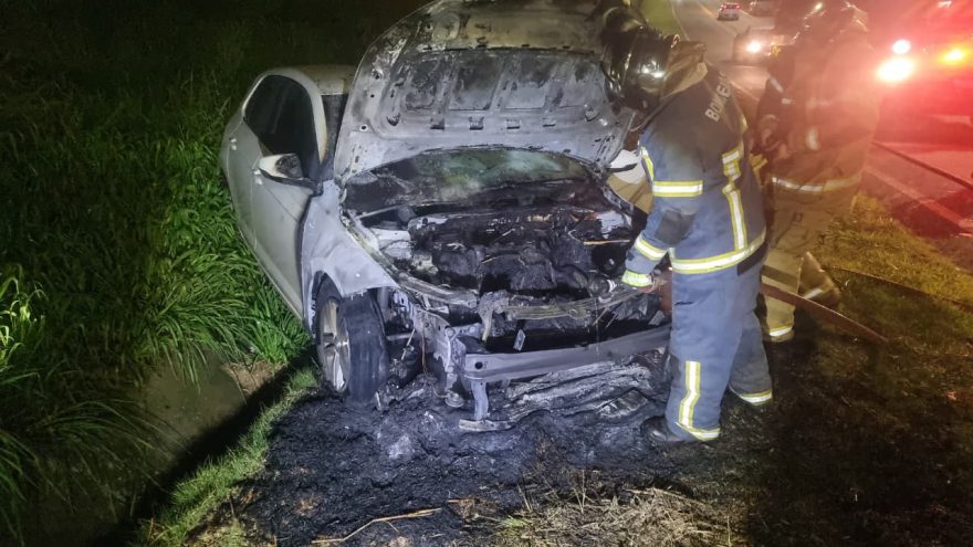 Carro pega fogo após colisão frontal na marginal da PRc-467, em Cascavel
