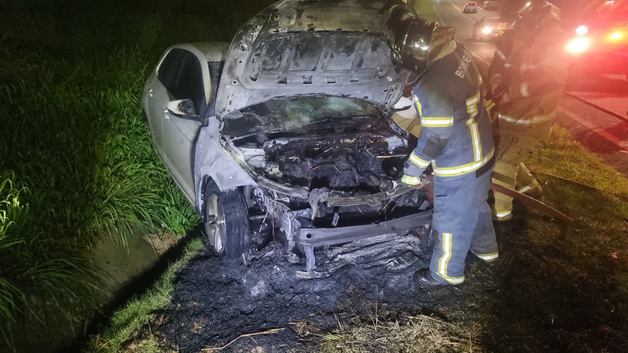 Carro pega fogo após colisão frontal na marginal da PRc-467, em Cascavel