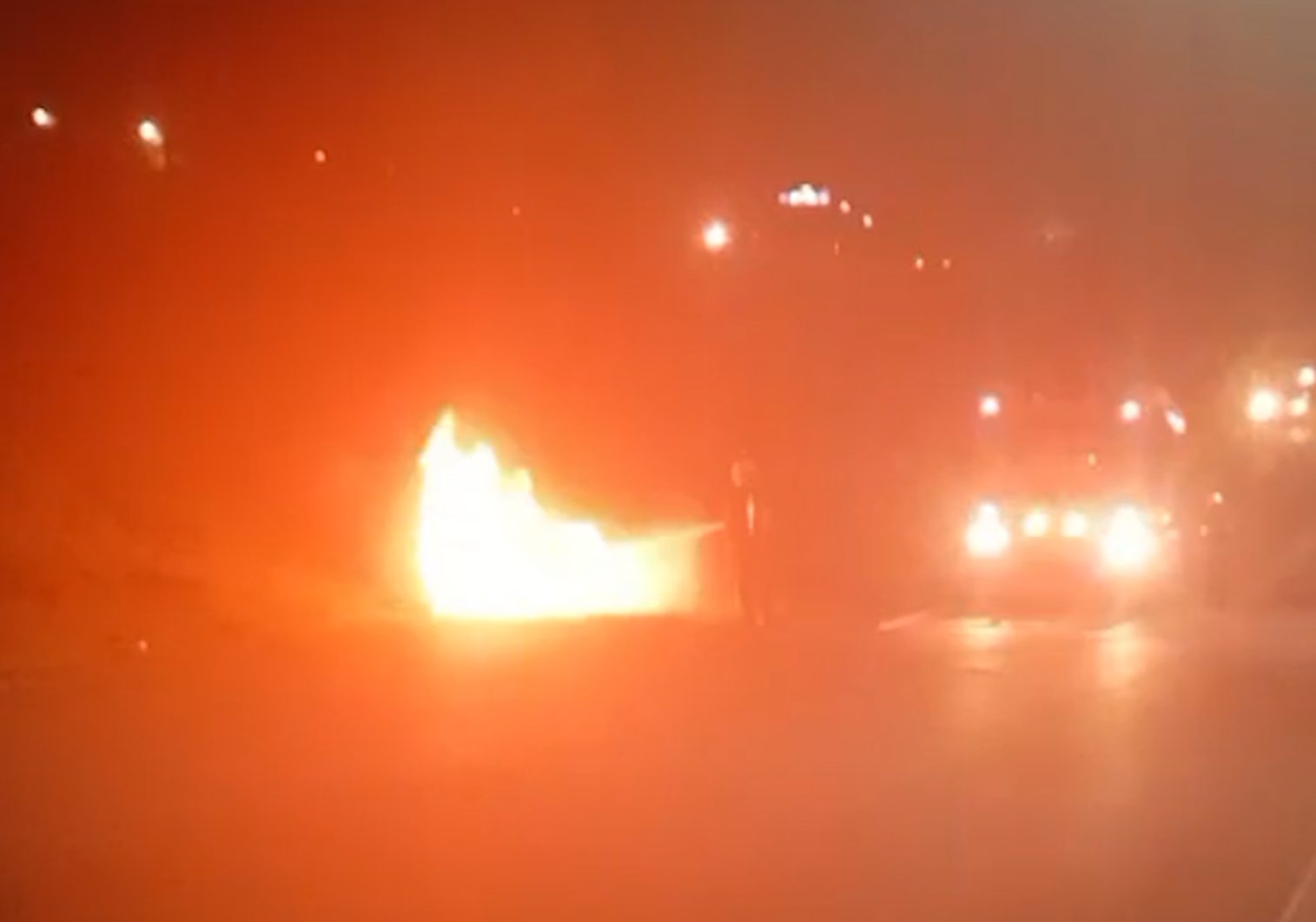 Vídeo mostra Polo em chamas após colisão às margens da PRc-467, em Cascavel