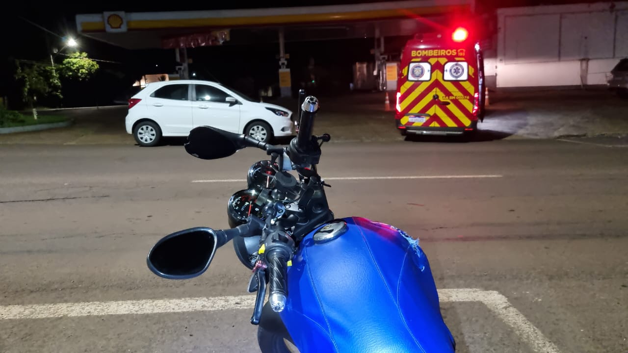 Colisão entre motocicleta e automóvel deixa motociclista ferido no Bairro Neva