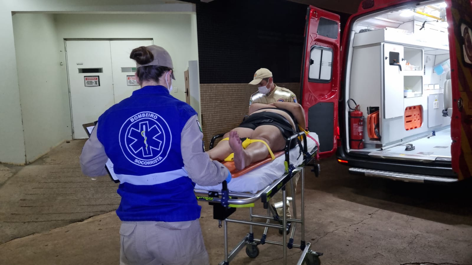 Mulher de 53 anos sofre torção no joelho após queda em Cascavel