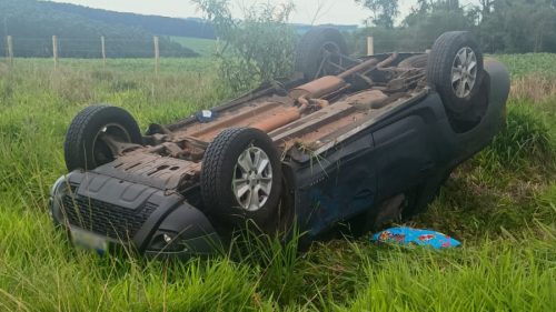 Capotamento deixa mulher gravemente ferida na BR-376, em Ponta Grossa Imagem referente a Capotamento deixa mulher gravemente ferida na BR-376, em Ponta Grossa
