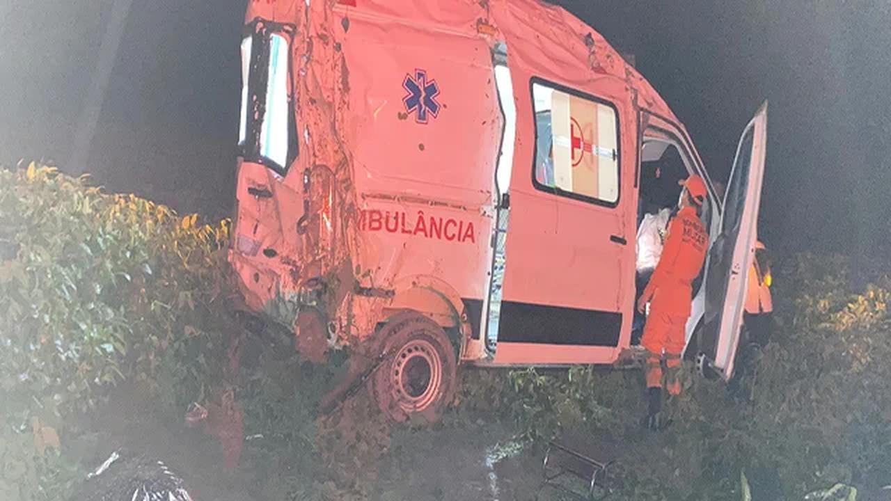 Paciente morre após ambulância capotar a caminho do hospital