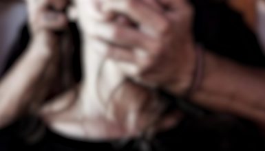 Homem força mulher a engolir telefone celular durante agressões em Ivaí Imagem referente a Homem força mulher a engolir telefone celular durante agressões em Ivaí