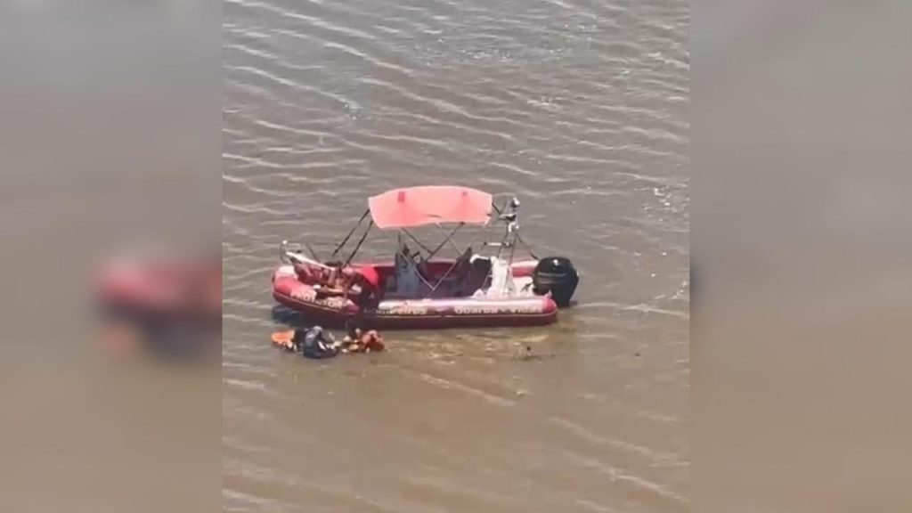 Casal e filho ficam 24 horas à deriva após tempestade virar barco no Rio Paraná Casal e filho ficam 24 horas à deriva após tempestade virar barco no Rio Paraná