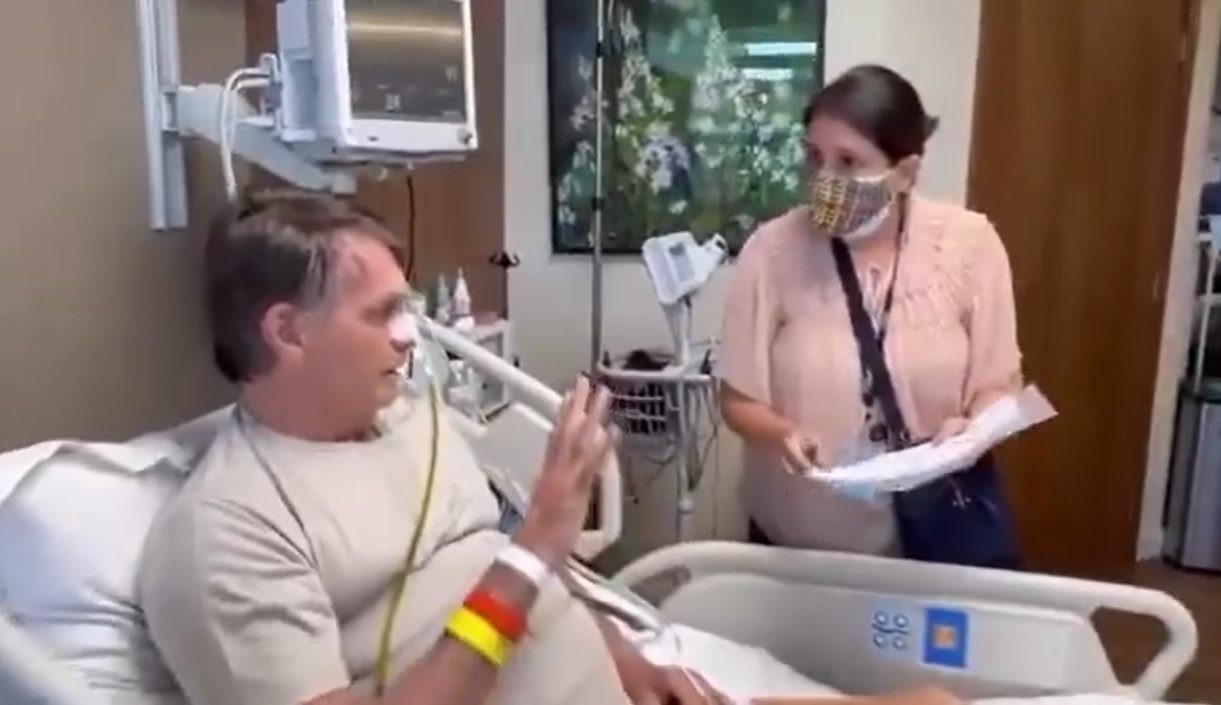 Vídeo mostra Bolsonaro sendo intimado por oficial de Justiça dentro do hospital