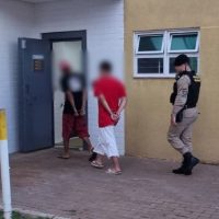 Adolescentes são apreendidos com maconha em parquinho na região central de Cascavel Imagem referente a Adolescentes são apreendidos com maconha em parquinho na região central de Cascavel