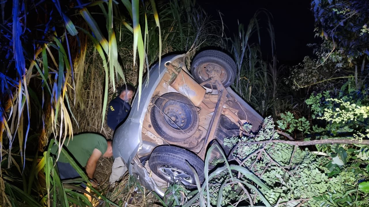 Ford Ka cai em barranco após capotar na BR-163 em Cascavel Imagem referente a Ford Ka cai em barranco após capotar na BR-163 em Cascavel