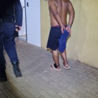 Inquilino ataca locatários com borracha de pneu e vai preso em Cascavel Imagem referente a Inquilino ataca locatários com borracha de pneu e vai preso em Cascavel