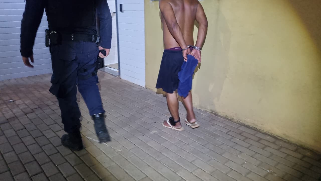 Inquilino ataca locatários com borracha de pneu e vai preso em Cascavel Imagem referente a Inquilino ataca locatários com borracha de pneu e vai preso em Cascavel