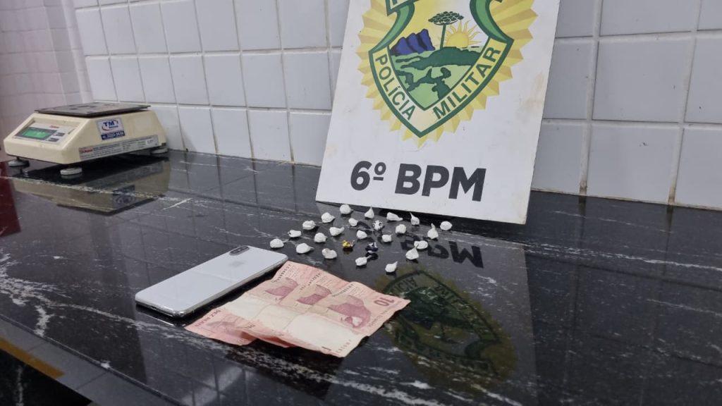 Polícia Militar apreende cocaína durante ação no bairro Santa Cruz Polícia Militar apreende cocaína durante ação no bairro Santa Cruz