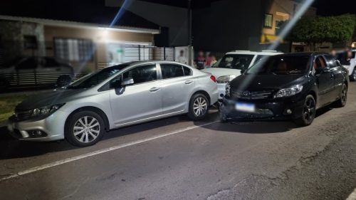 Corolla atinge dois carros estacionados e deixa prejuízo no bairro Coqueiral Imagem referente a Corolla atinge dois carros estacionados e deixa prejuízo no bairro Coqueiral