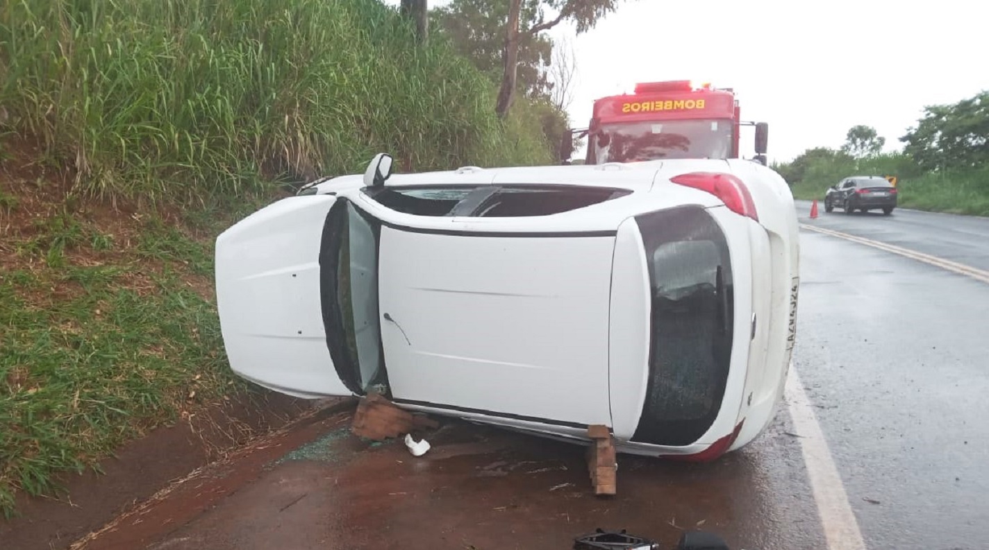 Casal tomba carro na BR-369 a caminho do Ano Novo e vai parar no hospital