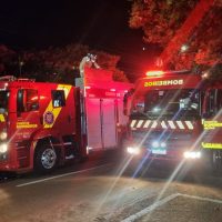 Incêndio atinge lenheiro nos fundos de residência no Centro de Cascavel Imagem referente a Incêndio atinge lenheiro nos fundos de residência no Centro de Cascavel