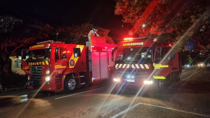 Incêndio atinge lenheiro nos fundos de residência no Centro de Cascavel